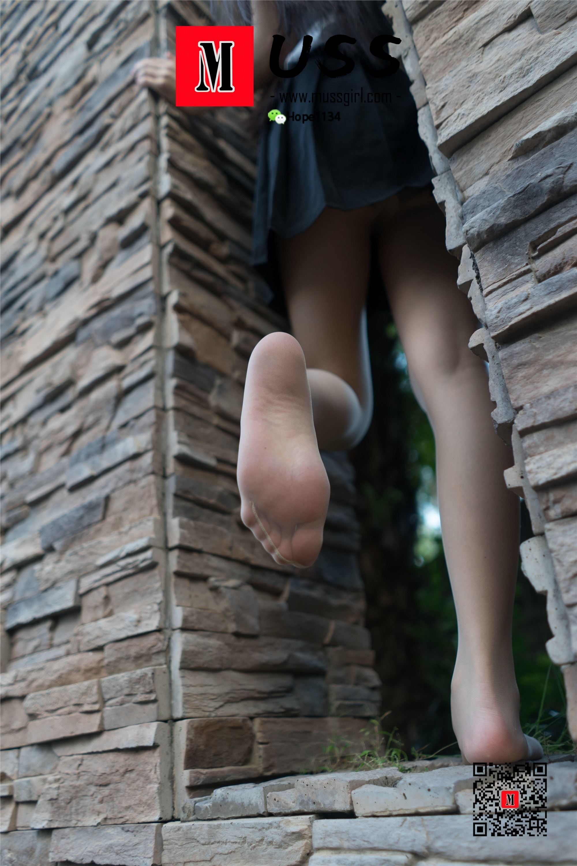 MussGirl慕丝女郎  NO.128 第一次约拍穿丝袜小姐姐